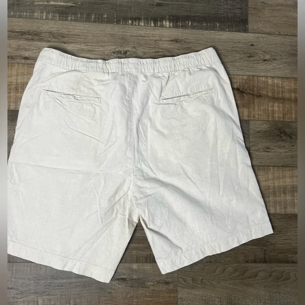 H&M Men's Light Cream Flat Front Shorts - Picture 3 of 4